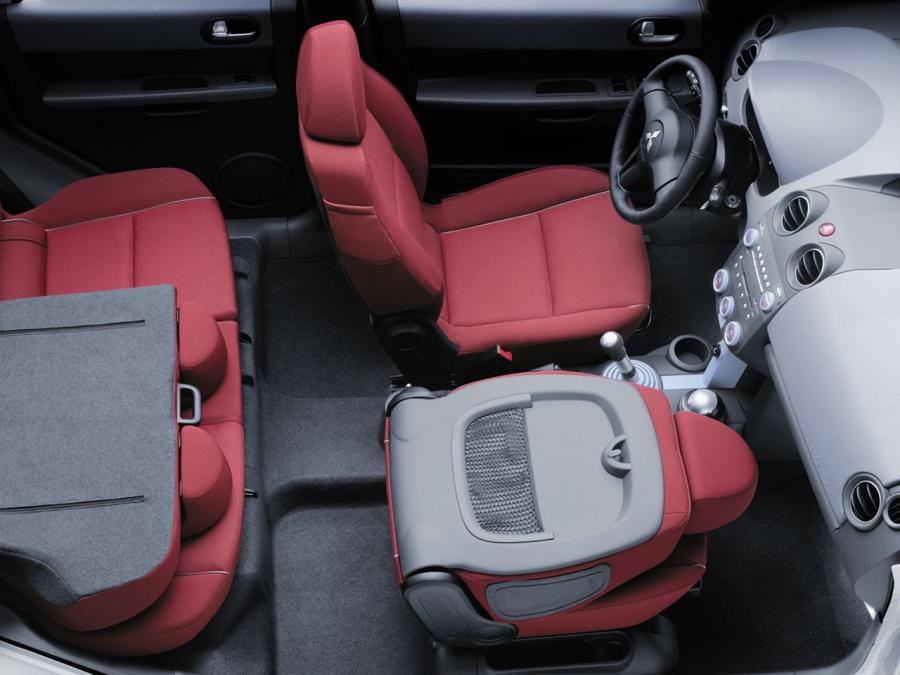 Интерьер Mitsubishi Colt 5-Door 2004 года  (фото 16 из 29)